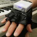 Вибрационная перчатка научит играть на фортепиано