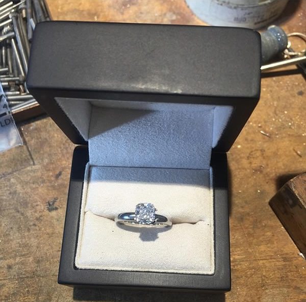 Как оригинально и необычно подарить кольцо девушке или мужчине