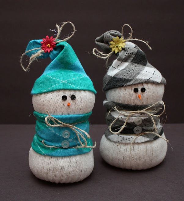Новогодние игрушки своими руками: забавный снеговик из обычных носков