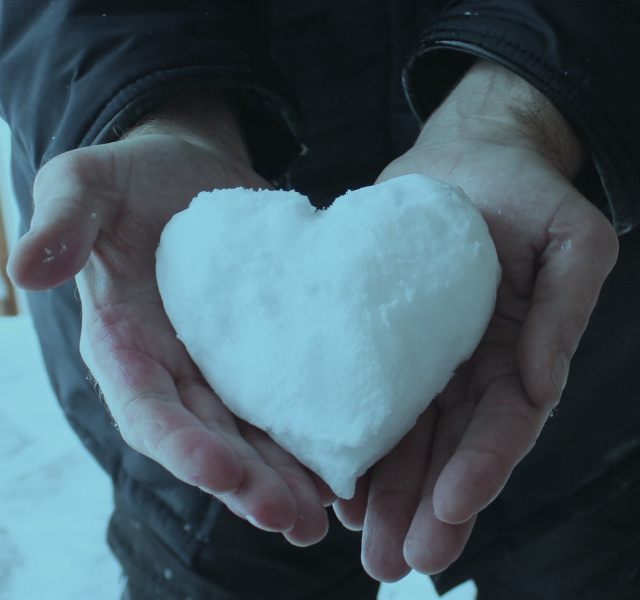 Ледяное сердце в руках